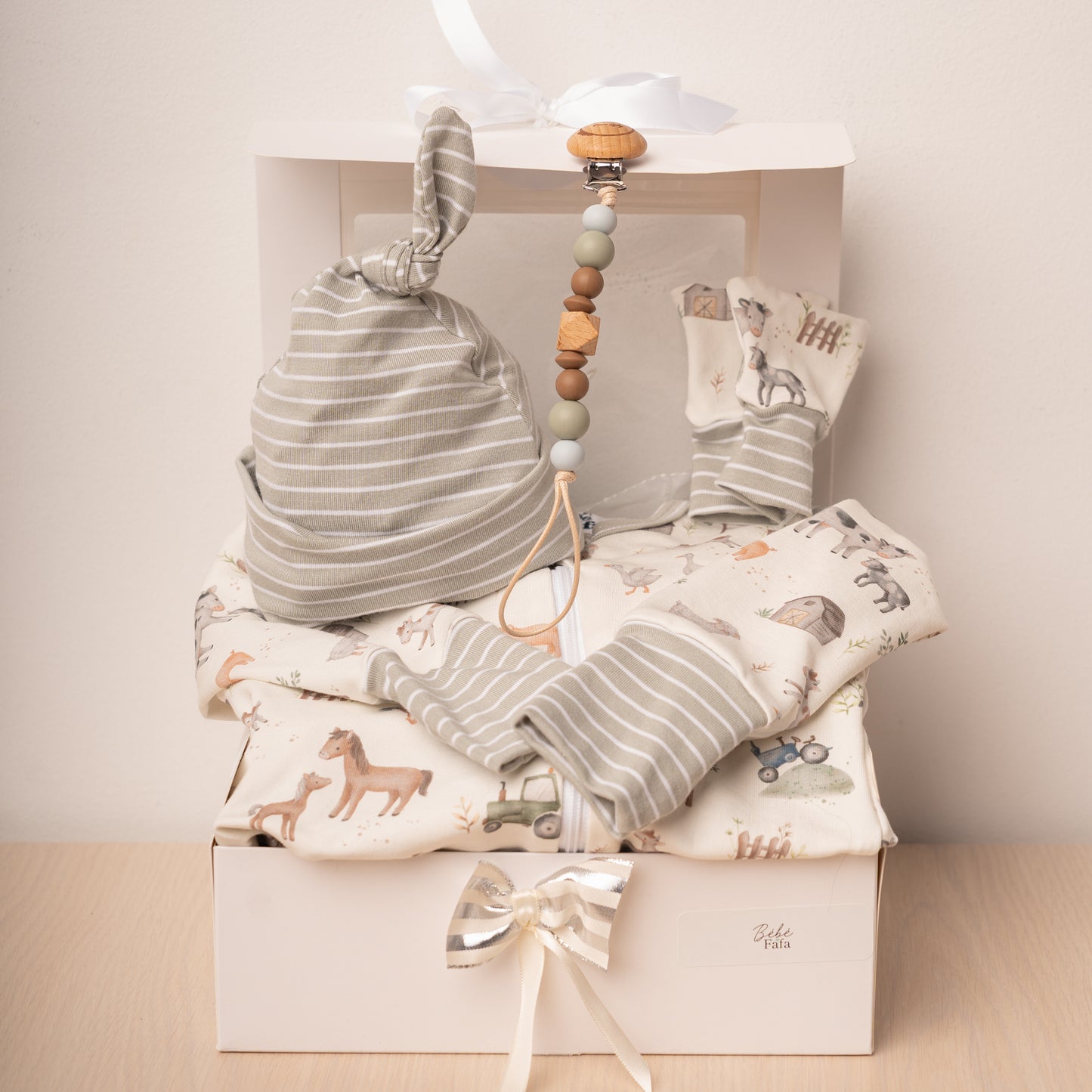 Panier-cadeau ensemble essentiels pour les sorties de bébé
